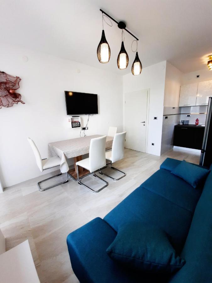 Split Symphony Veranda: Modern, New Apartment Exterior photo
