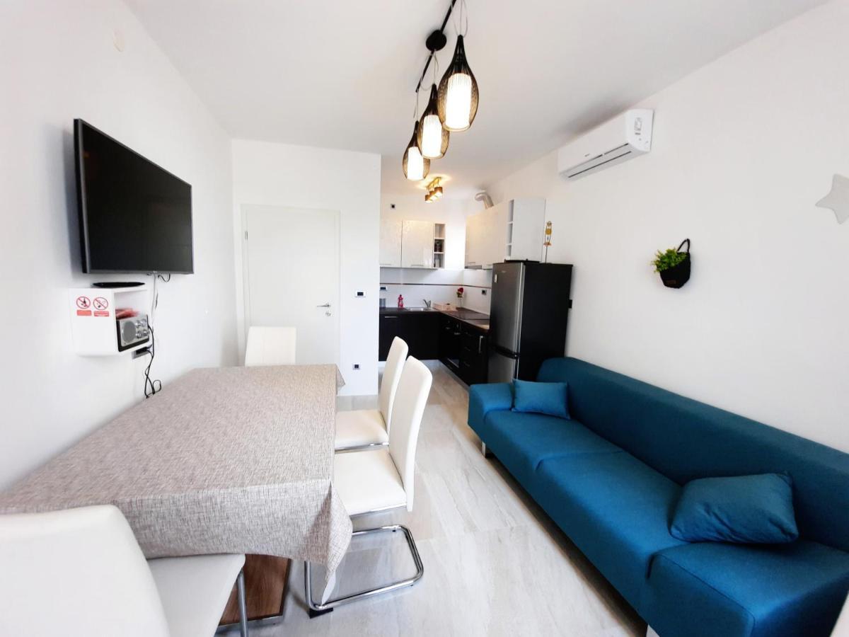 Split Symphony Veranda: Modern, New Apartment Exterior photo