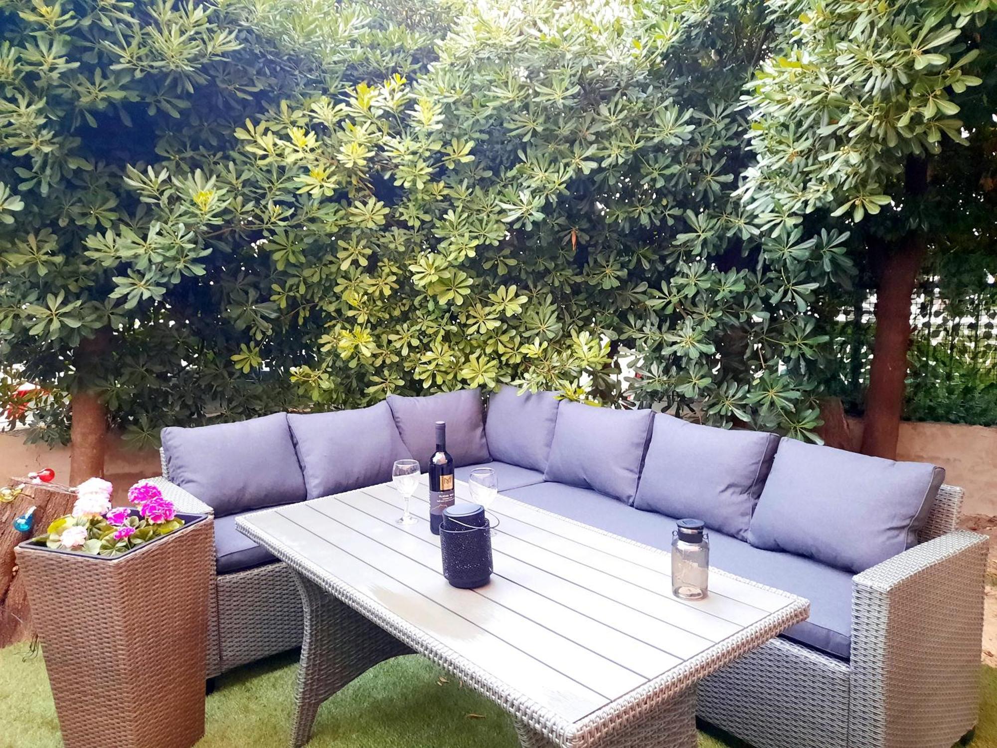 Split Symphony Veranda: Modern, New Apartment Exterior photo
