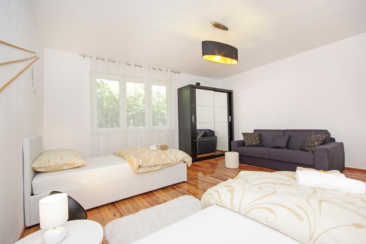 Split Symphony Veranda: Modern, New Apartment Exterior photo