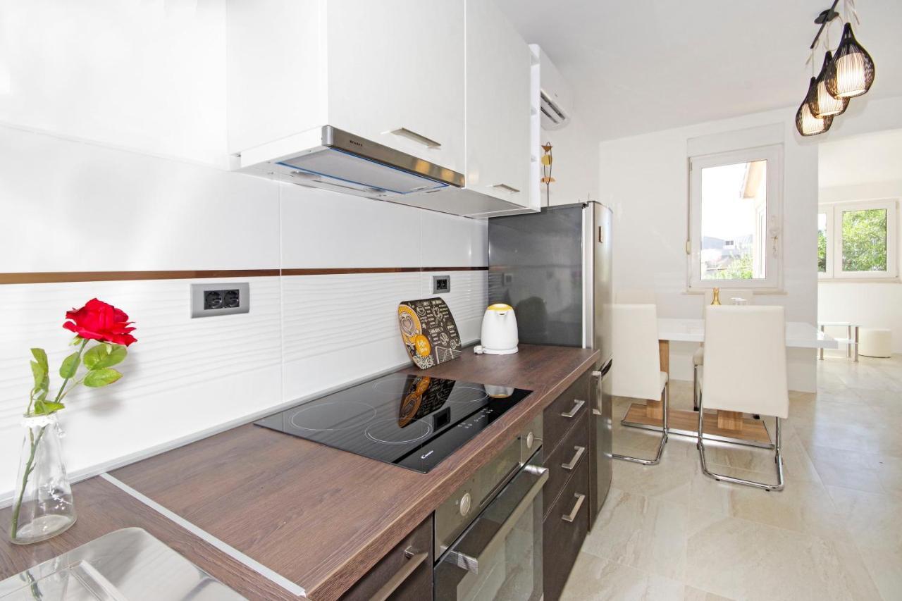 Split Symphony Veranda: Modern, New Apartment Exterior photo
