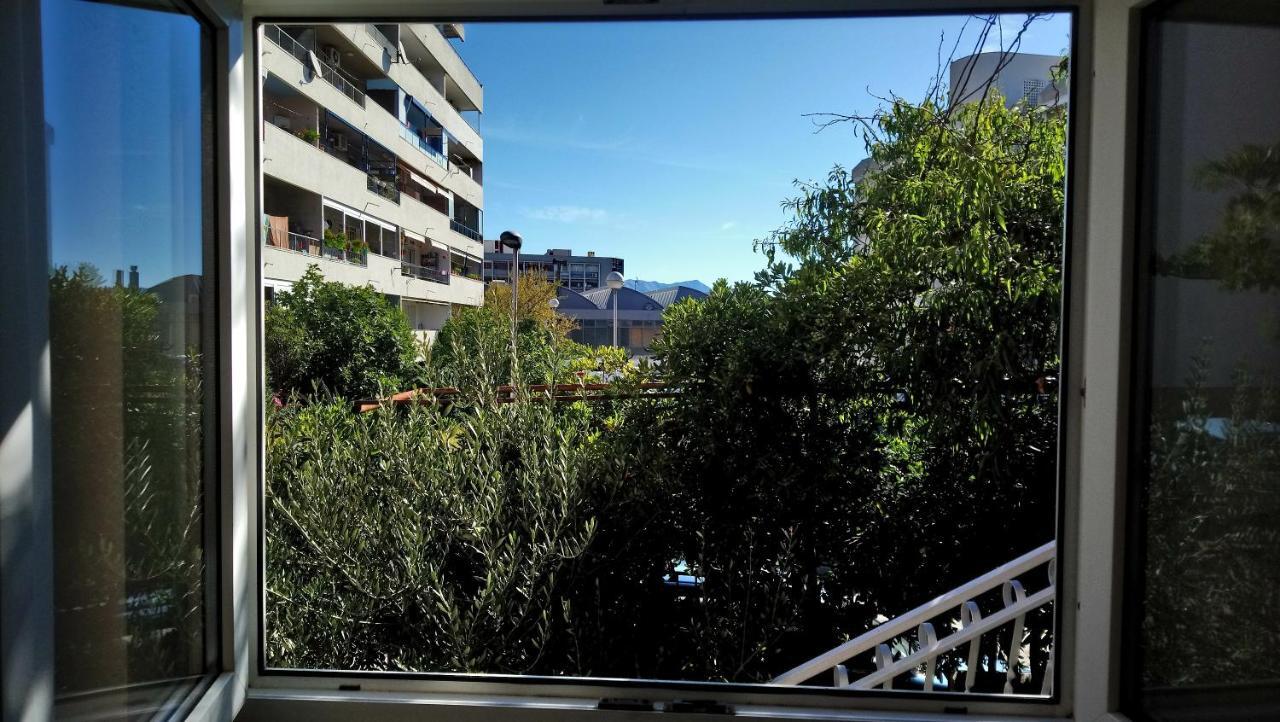 Split Symphony Veranda: Modern, New Apartment Exterior photo
